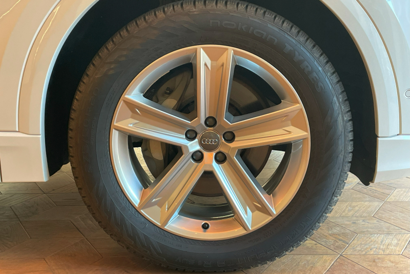 アウディ Q8 中古車