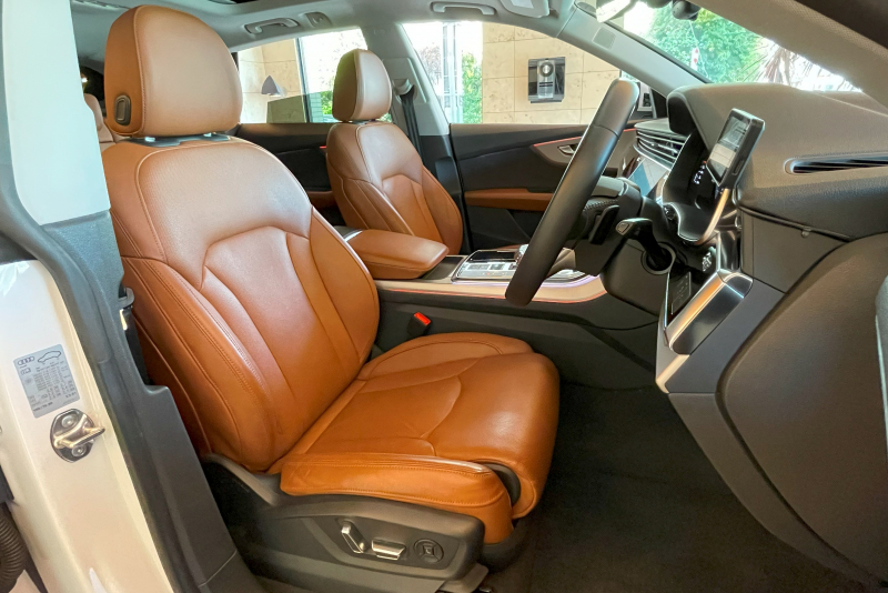 アウディ Q8 中古車