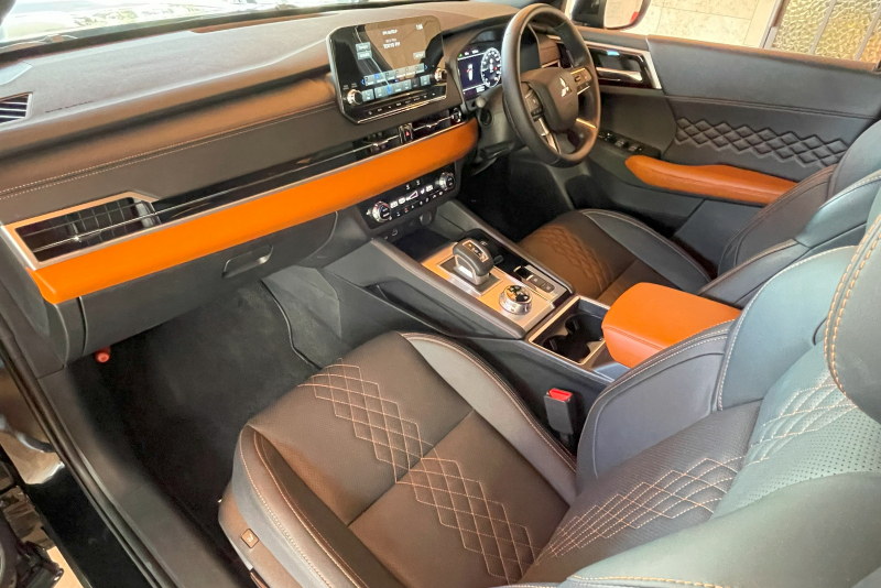 三菱 アウトランダー PHEV 中古車