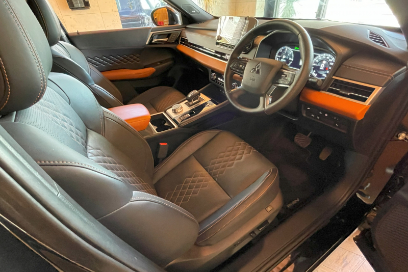 三菱 アウトランダー PHEV 中古車