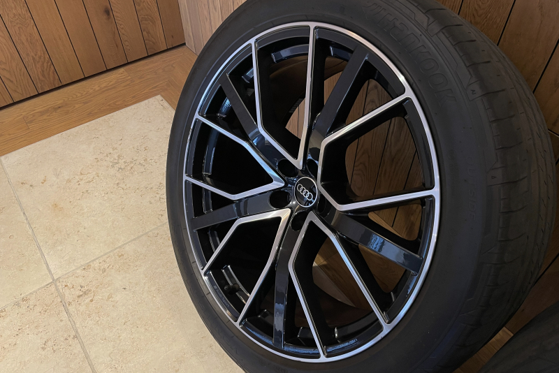 アウディ Q8 中古車