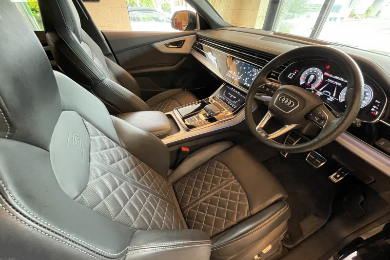 アウディ Q8 中古車