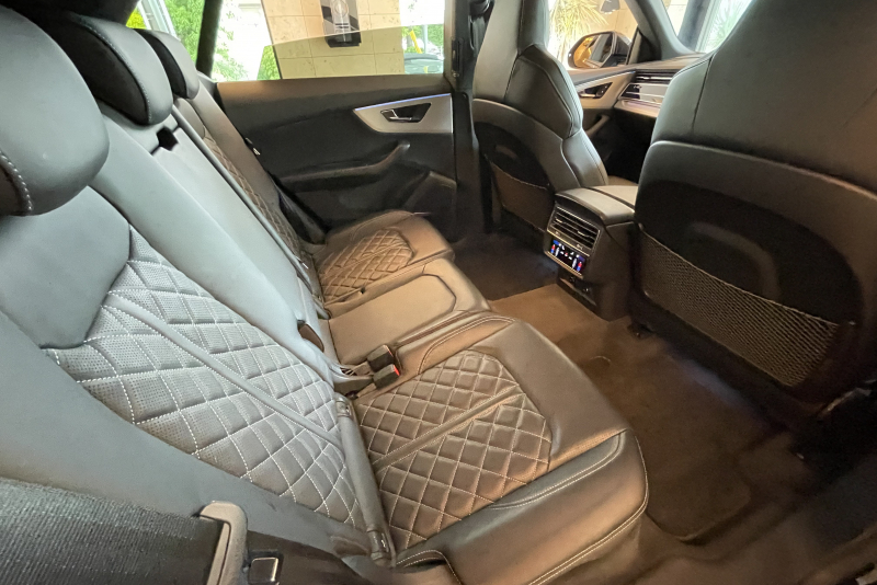 アウディ Q8 中古車