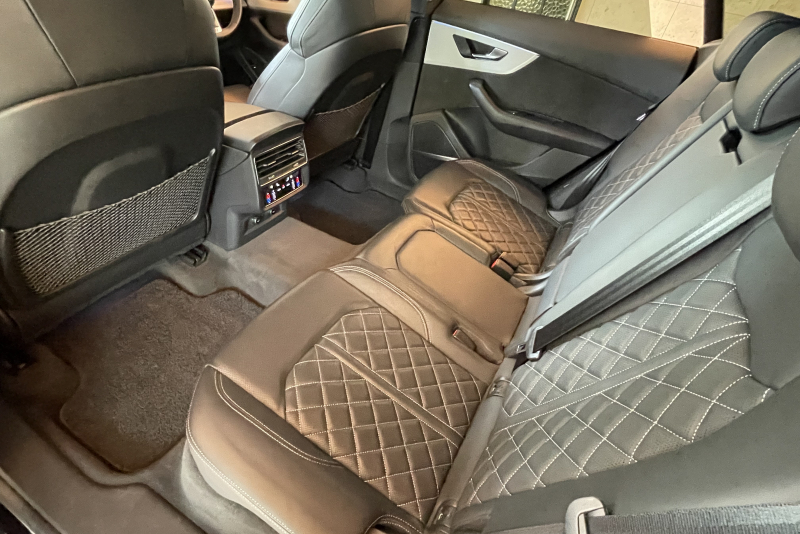 アウディ Q8 中古車