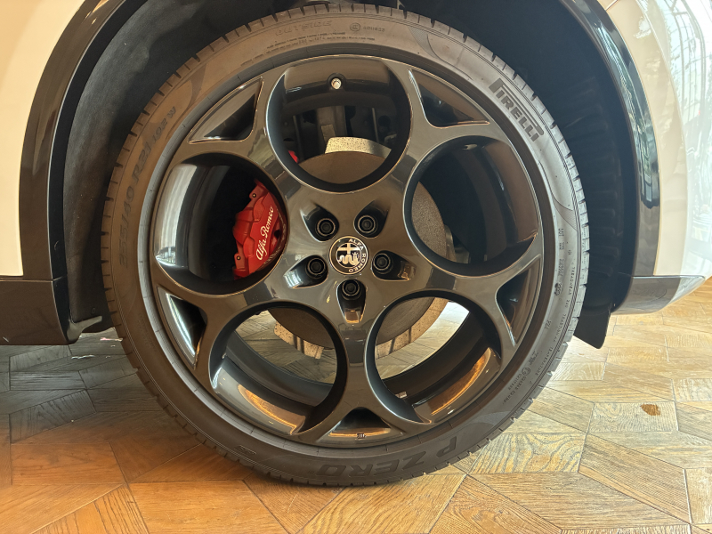 アルファロメオ ステルヴィオ 中古車