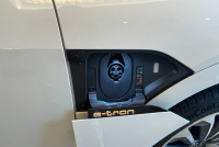 アウディ e-tron 中古車