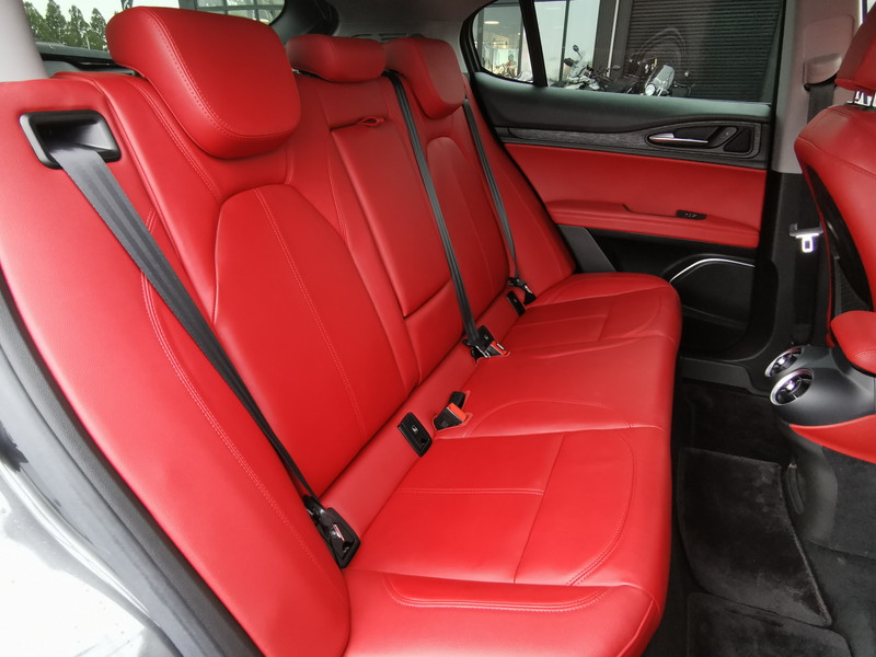 アルファロメオ ステルヴィオ 中古車