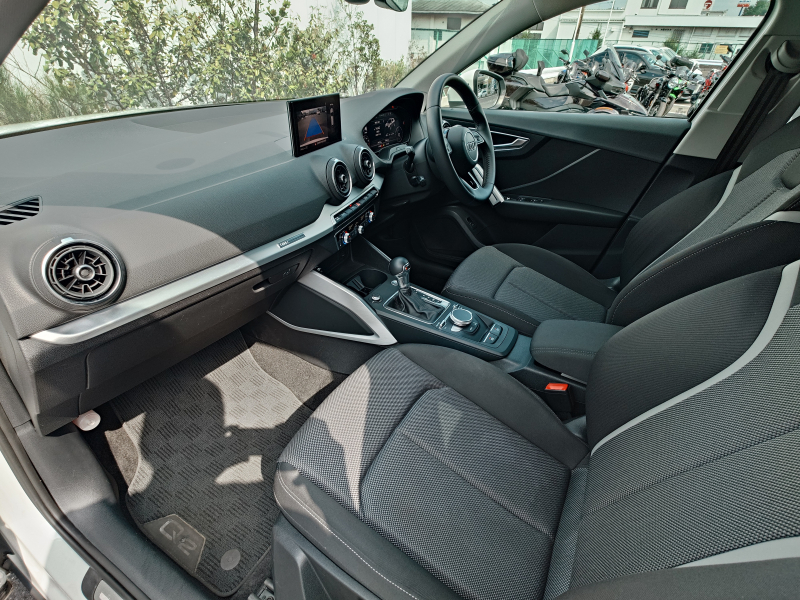 アウディ Q2 中古車