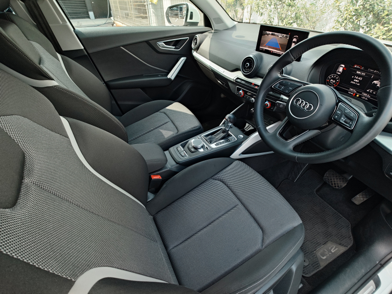 アウディ Q2 中古車