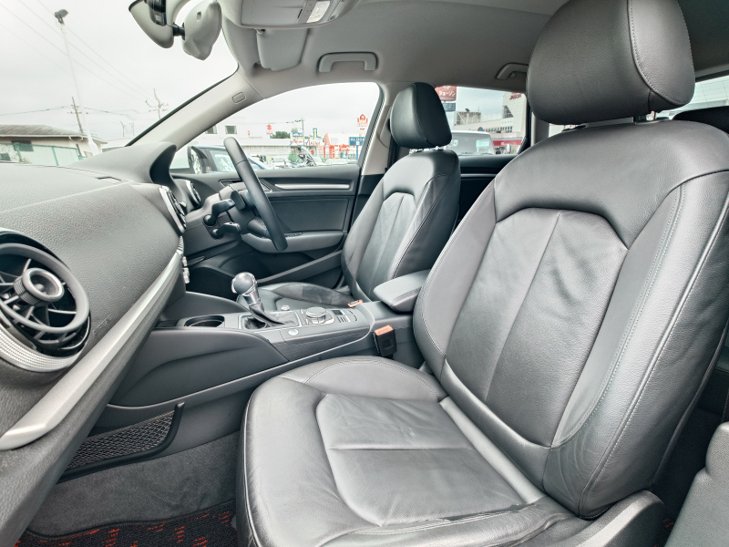 アウディ A3スポーツバック 中古車