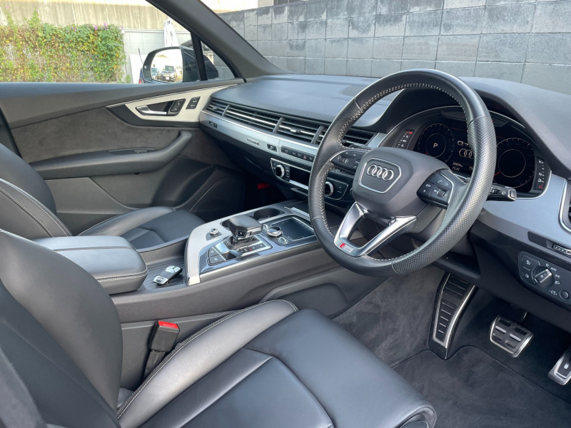 アウディ Q7 中古車