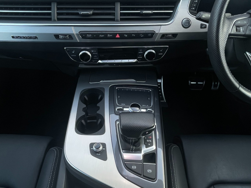 アウディ Q7 中古車