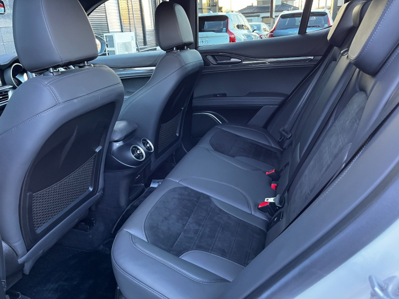 アルファロメオ ステルヴィオ 中古車