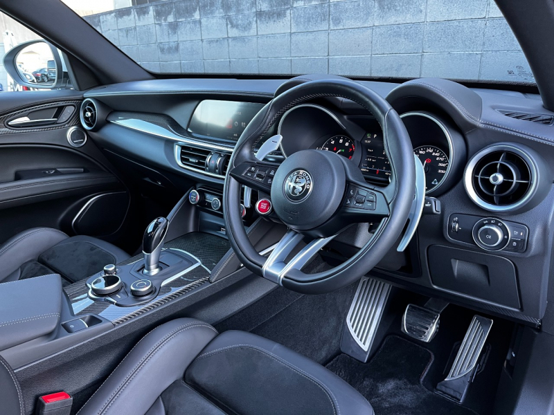 アルファロメオ ステルヴィオ 中古車