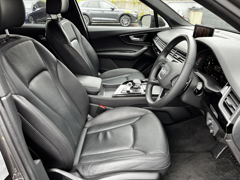 アウディ Q7 中古車