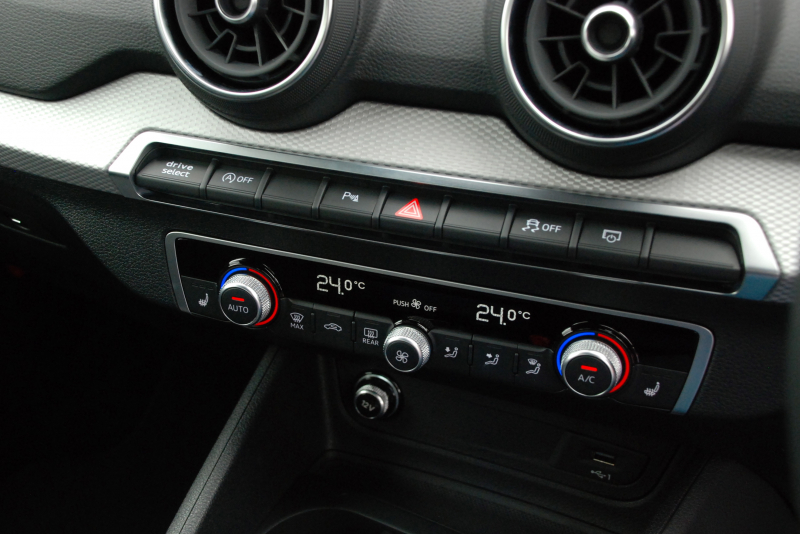 アウディ Q2 中古車