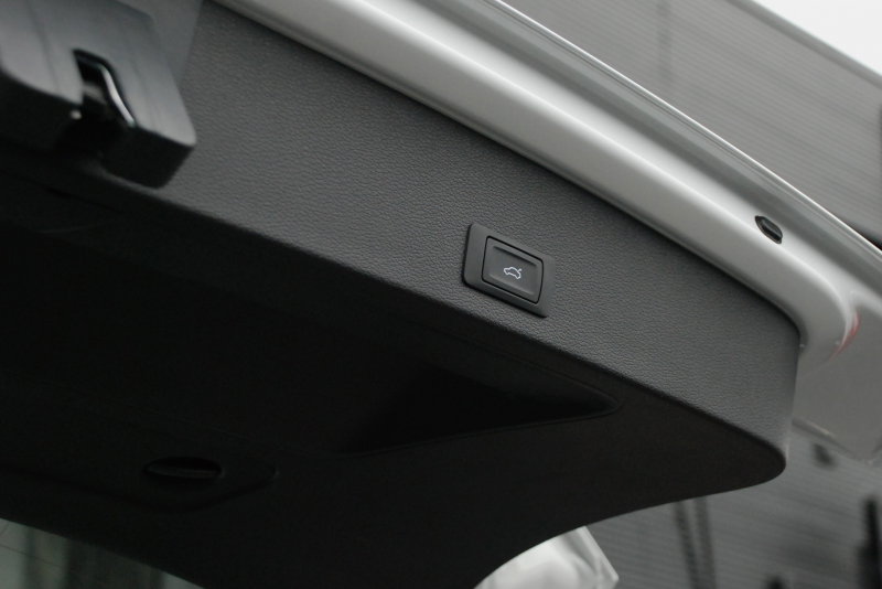 アウディ Q2 中古車