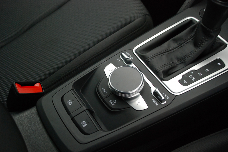 アウディ Q2 中古車