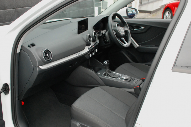 アウディ Q2 中古車