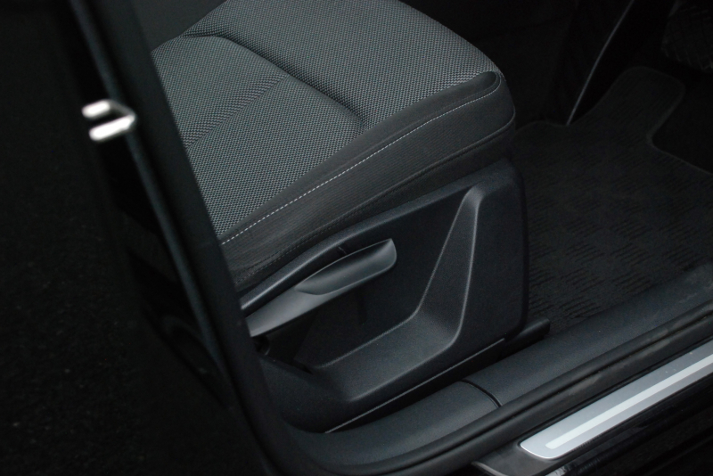 アウディ Q2 中古車