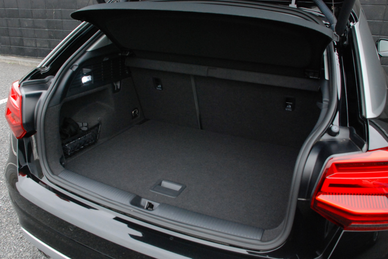 アウディ Q2 中古車