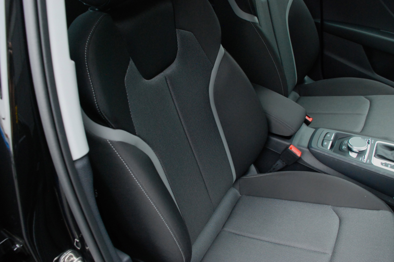 アウディ Q2 中古車