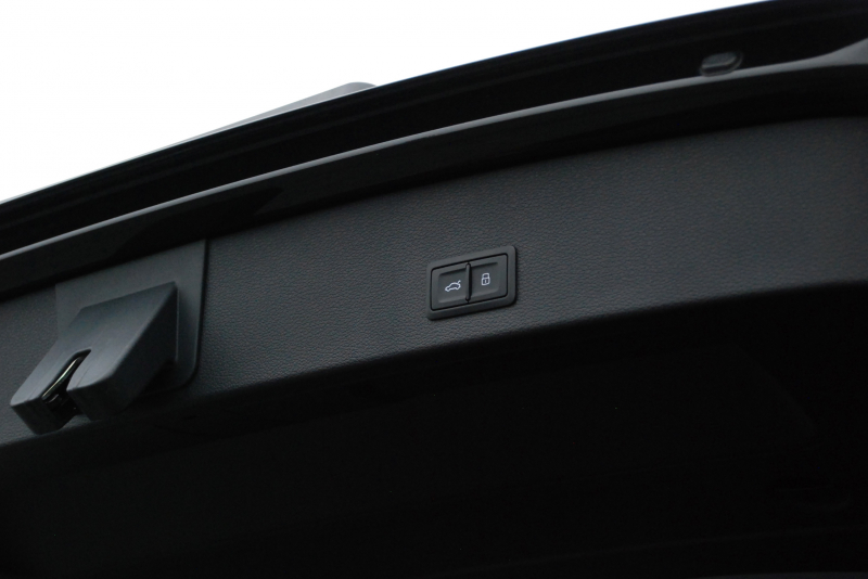 アウディ Q2 中古車