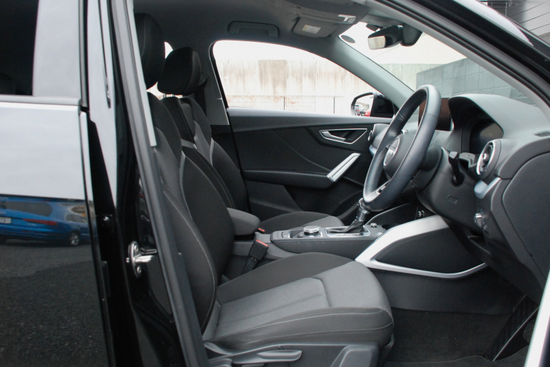 アウディ Q2 中古車