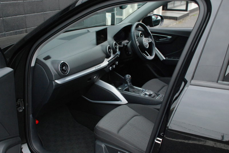 アウディ Q2 中古車