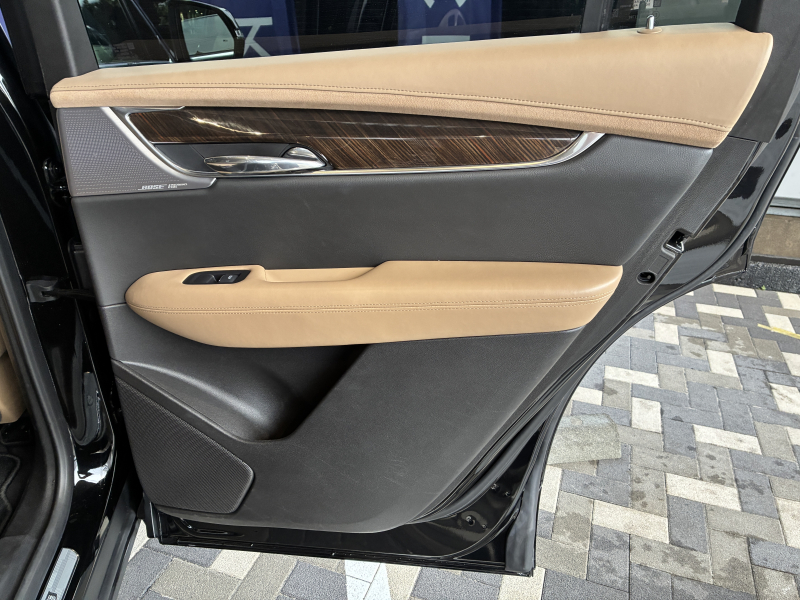 キャデラック XT6 中古車