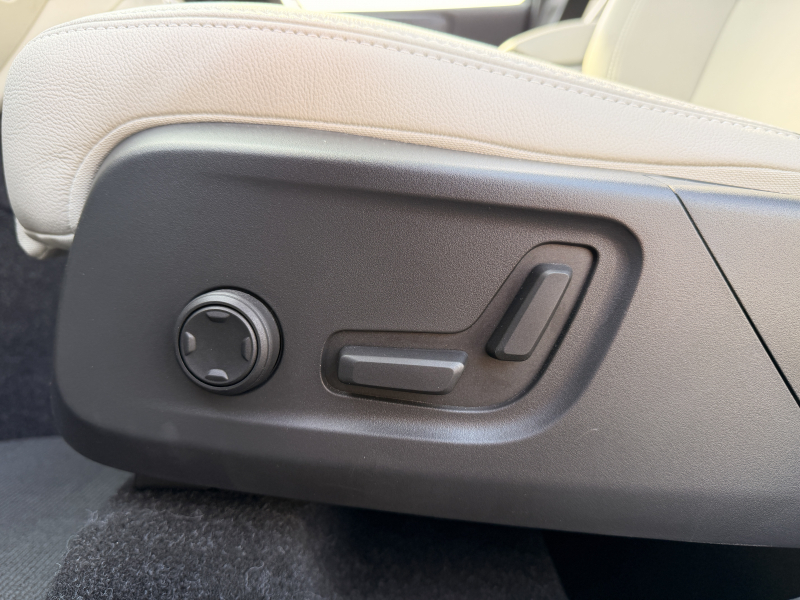 ボルボ XC40 中古車