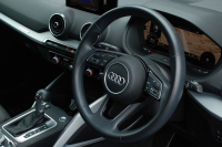 アウディ Q2 中古車