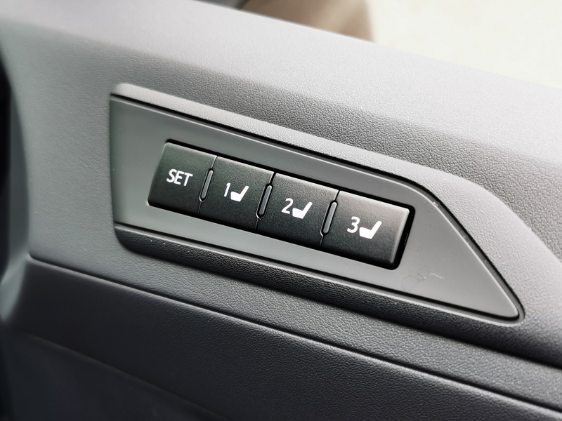 トヨタ アルファード ハイブリッド 中古車