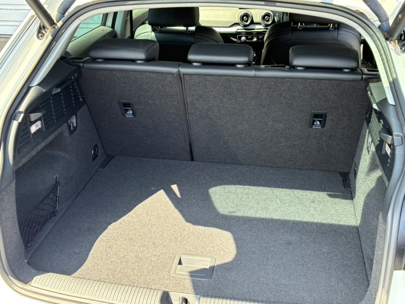 アウディ Q2 中古車