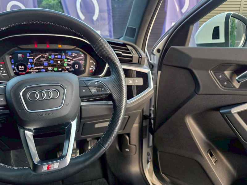 アウディ Q3 中古車