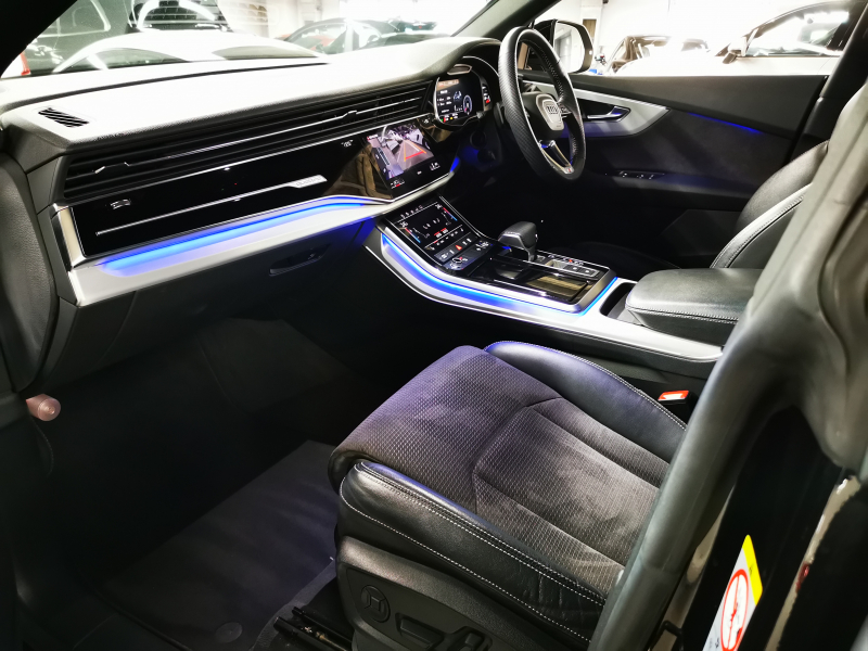 アウディ Q8 中古車