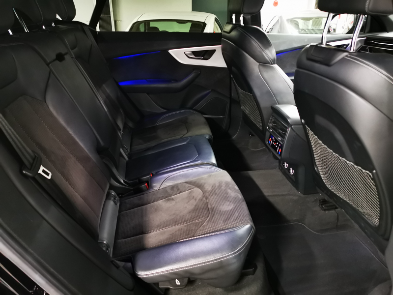 アウディ Q8 中古車