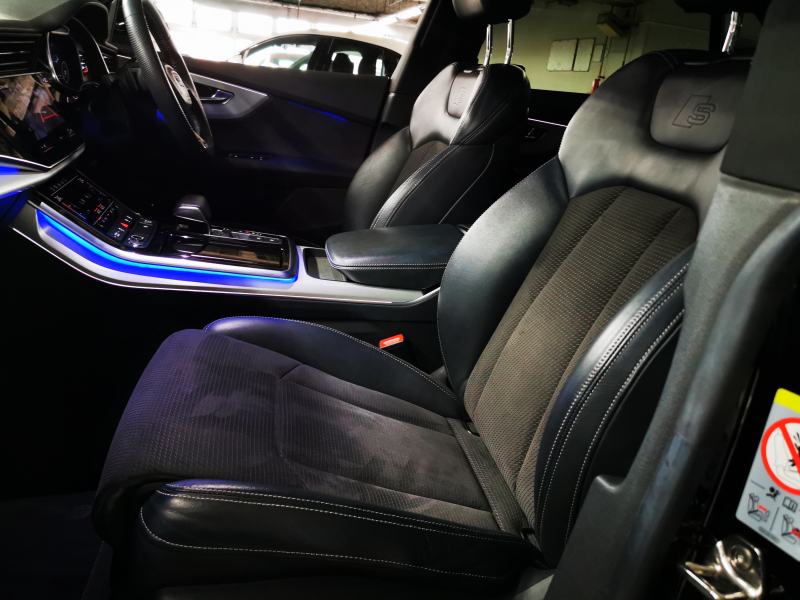 アウディ Q8 中古車