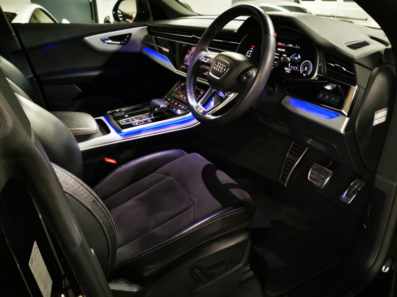 アウディ Q8 中古車