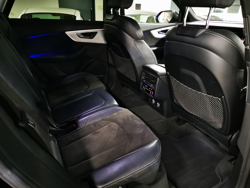 アウディ Q8 中古車