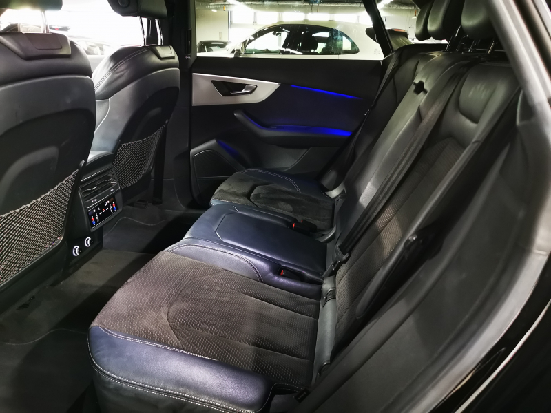 アウディ Q8 中古車