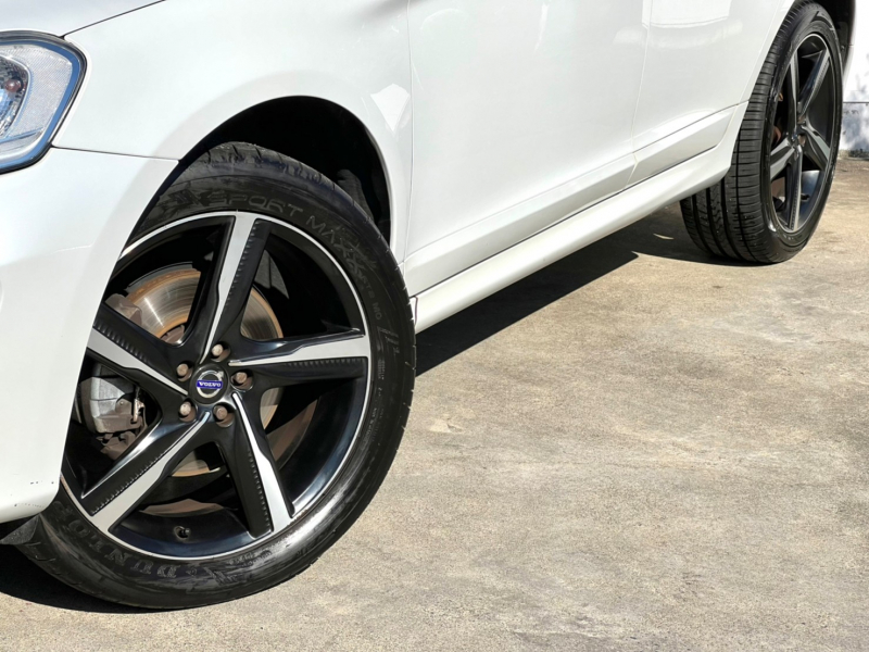 ボルボ Xc60 T 5 Rデザイン ブラインドスポット アダプティブクルーズ レーンデパーチャーウォーニング クロストラフィックアラート サイドカメラ 中古車情報 茨城県 グルック水戸 Www Gluck Bz
