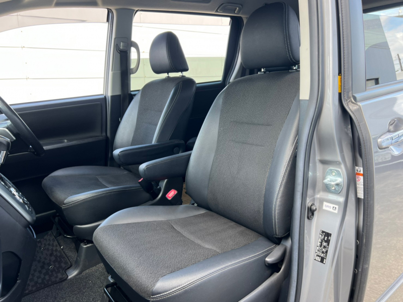 トヨタ VOXY 中古車