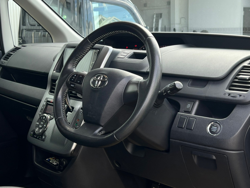 トヨタ VOXY 中古車