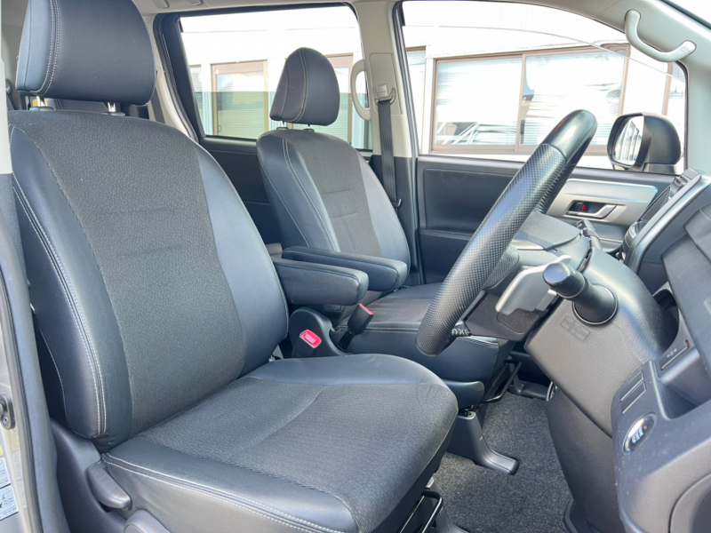 トヨタ VOXY 中古車