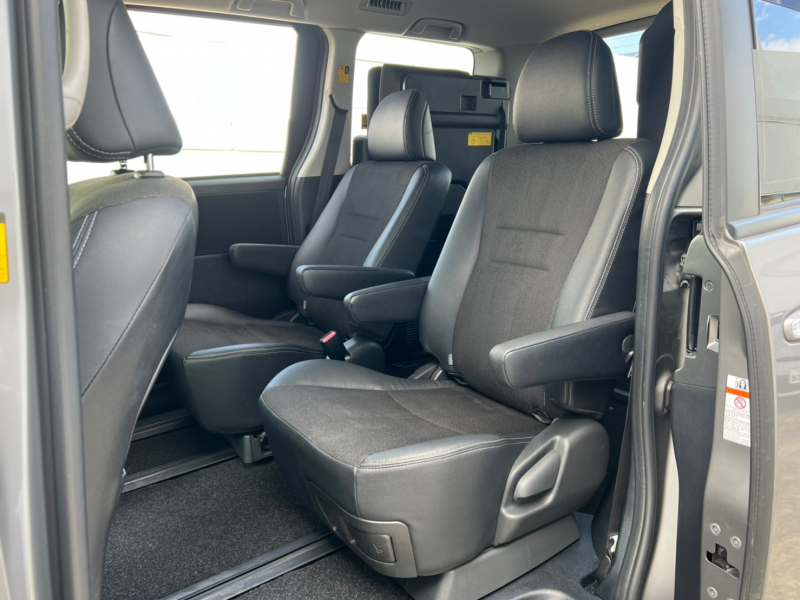 トヨタ VOXY 中古車