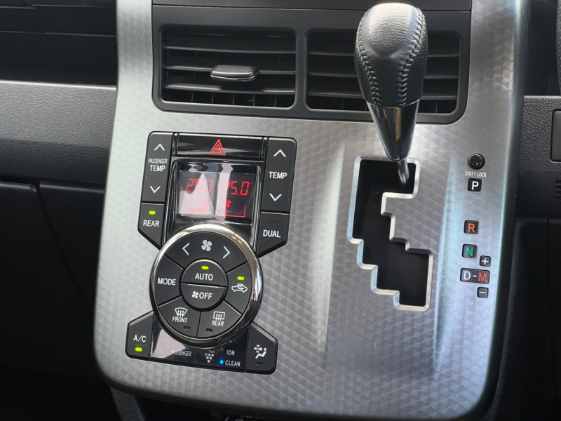 トヨタ VOXY 中古車