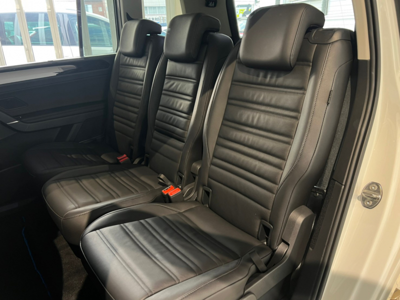 フォルクスワーゲン ゴルフトゥーラン 中古車