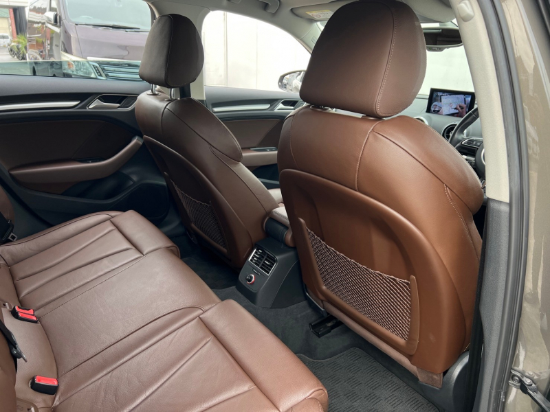 アウディ A3スポーツバック 中古車