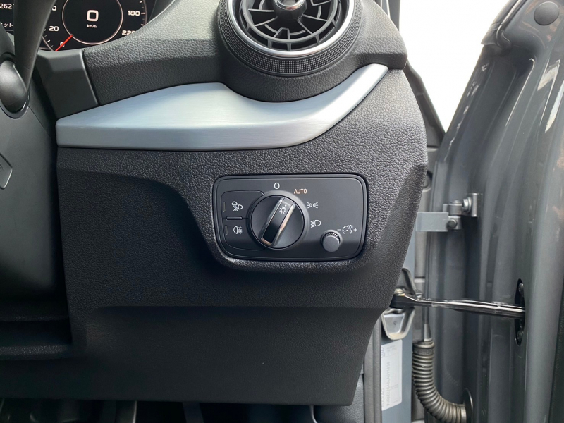 アウディ Q2 中古車